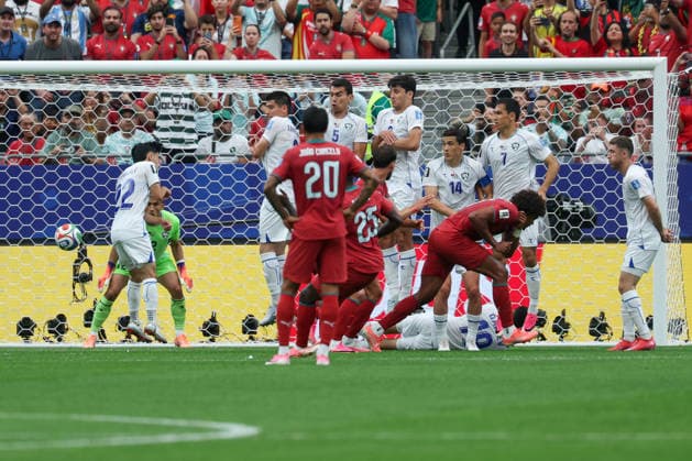 HOUSTON, TX - JUNE 23: Nuno Mendes 25 of Portugal takes a free kick and scores as the Uzbekistan defenders leap during the FIFA World Cup, WM, Weltmeisterschaft, Fussball 2026 Group K match between Portugal and Uzbekistan on June 23, 2026, at Houston Stadium in Houston, Texas. (Photo by David Buono Icon Sportswire) SOCCER: JUN 23 FIFA World Cup 26 Group K - Portugal vs Uzbekistan EDITORIAL USE ONLY Icon260623025