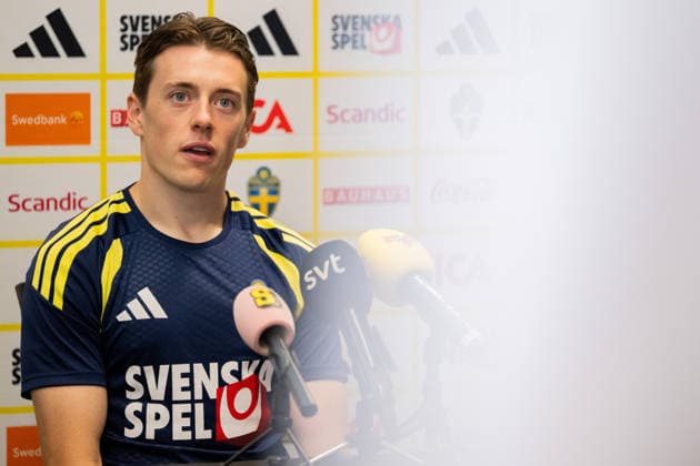 260623 Elliot Stroud of the Swedish men s national football team in the mixed zone after a training session during day 11 of the FIFA World Cup, WM, Weltmeisterschaft, Fussball 2026 on June 23, 2026 in Dallas. Photo: Petter Arvidson BILDBYRAN kod PA PA1251 fotboll football soccer fotball vm fotbolls-vm fotball-vm fotbolls-vm 2026 fifa world cup 2026 mixed zone sverige sweden sverige a day 13 bbeng *** June 23, 2026  Copyright: PETTERxARVIDSON BB260623PA094