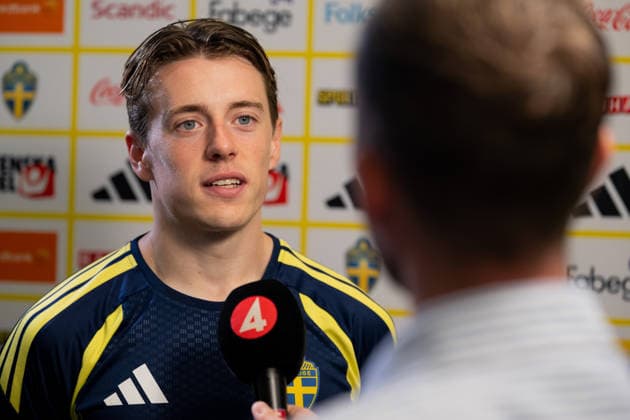 260623 Elliot Stroud of the Swedish men s national football team in the mixed zone after a training session during day 11 of the FIFA World Cup, WM, Weltmeisterschaft, Fussball 2026 on June 23, 2026 in Dallas. Photo: Petter Arvidson BILDBYRAN kod PA PA1251 fotboll football soccer fotball vm fotbolls-vm fotball-vm fotbolls-vm 2026 fifa world cup 2026 mixed zone sverige sweden sverige a day 13 bbeng *** June 23, 2026  Copyright: PETTERxARVIDSON BB260623PA103