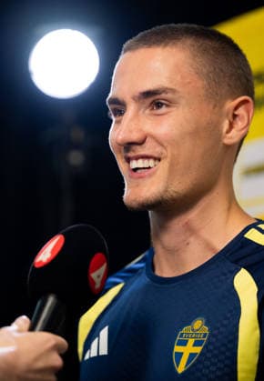 260623 Gustaf Lagerbielke of the Swedish men s national football team in the mixed zone after a training session during day 11 of the FIFA World Cup, WM, Weltmeisterschaft, Fussball 2026 on June 23, 2026 in Dallas. Photo: Petter Arvidson BILDBYRAN kod PA PA1251 fotboll football soccer fotball vm fotbolls-vm fotball-vm fotbolls-vm 2026 fifa world cup 2026 mixed zone sverige sweden sverige a day 13 bbeng *** June 23, 2026  Copyright: PETTERxARVIDSON BB260623PA110