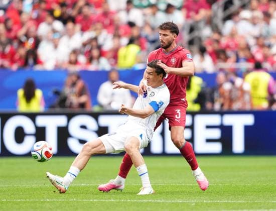 Portugal v Uzbekistan - FIFA World Cup, WM, Weltmeisterschaft, Fussball 2026 - Group K HOUSTON, USA - JUNE 23: Ruben Dias of Portugal and Eldor Shomurodov of Uzbekistan compete for the ball during the 2026 FIFA World Cup First Stage Group K match between Portugal and Uzbekistan at NRG Stadium (Houston Stadium) in Houston, Texas, United States on June 23, 2026. Jose Hernandez Anadolu Texas United States. Editorial use only. Please get in touch for any other usage.  Copyright: x2026xAnadoluxJosexHernandezx