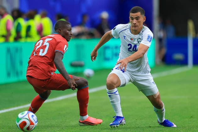Portuguese defender Nuno Mendes (L) battles for the ball against Behruzjon Karimov of Uzbekistan during the Group K soccer match between Portugal and Uzbekistan at the 2026 FIFA World Cup, WM, Weltmeisterschaft, Fussball 2026 group stage match at the Houston stadium, United States, 23 June 2026. FIFA World Cup 2026 - Group K - Portugal vs Uzbekistan !ACHTUNG: NUR REDAKTIONELLE NUTZUNG!  Copyright: xCarlosxRamirezx GRAF4382 0859844352st