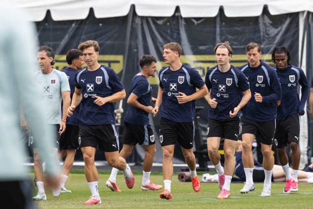 SOCCER - FIFA World Cup, WM, Weltmeisterschaft, Fussball 2026, preview SANTA BARBARA,CALIFORNIA,USA,23.JUN.26 - SOCCER - FIFA World Cup 2026, USA, Mexico, Canada, preview, OEFB, Oesterreichischer Fussball-Bund, training team AUT. Image shows sports scientist Gerhard Zallinger, David Affengruber, Alexander Prass, Patrick Wimmer, Michael Svoboda and Carney Chukwuemeka (AUT).  GEPAxpictures xArminxRauthner