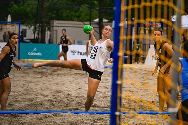 Bei der IHF Beach Handball World Championship, WM, Weltmeisterschaft 2026 in Zagreb zeigt Pauline Borrmann ( 18, Deutsche Frauen Nationalmanschaft) einen kraftvollen Sprungwurf im Sand. Die Spielerin in weiß-schwarzem Trikot führt einen technisch anspruchsvollen Angriff gegen die gegnerische Abwehr durch. IHF Beach Handball World Championship 2026, 23.06.2026, Zagreb, Jarun See *** At the 2026 IHF Beach Handball World Championship in Zagreb, Pauline Borrmann, 18, of the German women’s national team, executes a powerful jump shot on the sand. The player in the black-and-white jersey carries out a technically demanding attack against the opposing defense. 2026 IHF Beach Handball World Championship, June 23, 2026, Zagreb, Lake Jarun,detected_source_language Copyright: xspeedshotx xDorianfrickx