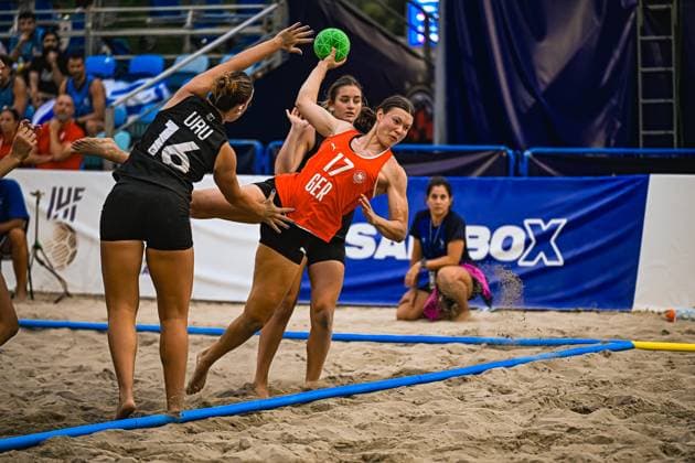 Lena Klingler ( 17; Deutsche Frauen Beachhandball Nationalmannschaft) zieht unter starkem Druck zweier Gegenspielerinnen aus Uruguay zum Wurf ab, der Ball ist bereits in der Hand. Die Szene zeigt intensiven Körperkontakt im Sand am Jarun See in Zagreb. IHF Beach Handball World Championship, WM, Weltmeisterschaft 2026, 23.06.2026, Zagreb, Jarun See *** Lena Klingler, 17, of the German women’s national beach handball team, takes a shot under heavy pressure from two Uruguayan opponents; the ball is already in her hand. The scene shows intense physical contact on the sand at Lake Jarun in Zagreb during the 2026 IHF Beach Handball World Championship, June 23, 2026, Zagreb, Lake Jarun,detected_source_language Copyright: xspeedshotx xDorianfrickx