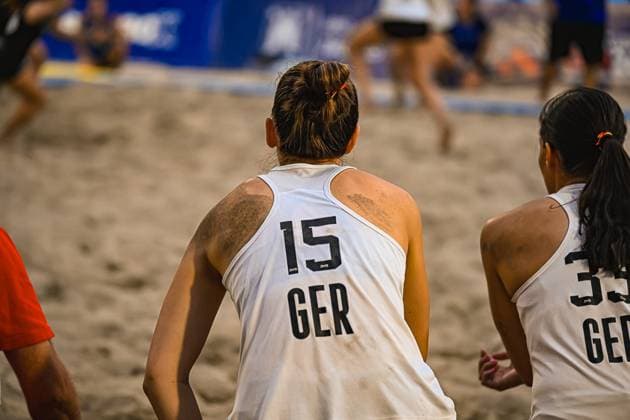 Julia Drachsler ( 15; Deutsche Frauen Beachhandball Nationalmannschaft) und Lucie Marie Kretzschmar ( 33; Deutsche Frauen Beachhandball Nationalmannschaft) beobachten das Spielgeschehen auf dem Sandplatz am Jarun See in Zagreb. Beide Trikots sind mit Sand bedeckt, im Hintergrund sind weitere Spielerinnen in Aktion zu sehen. IHF Beach Handball World Championship, WM, Weltmeisterschaft 2026, 23.06.2026, Zagreb, Jarun See *** Julia Drachsler, 15, of the German Women’s Beach Handball National Team, and Lucie Marie Kretzschmar, 33, of the German Women’s Beach Handball National Team, watch the action on the sand court at Lake Jarun in Zagreb. Both of their jerseys are covered in sand, and in the background, other players can be seen in action. 2026 IHF Beach Handball World Championship, June 23, 2026, Zagreb, Lake Jarun,detected_source_language Copyright: xspeedshotx xDorianfrickx