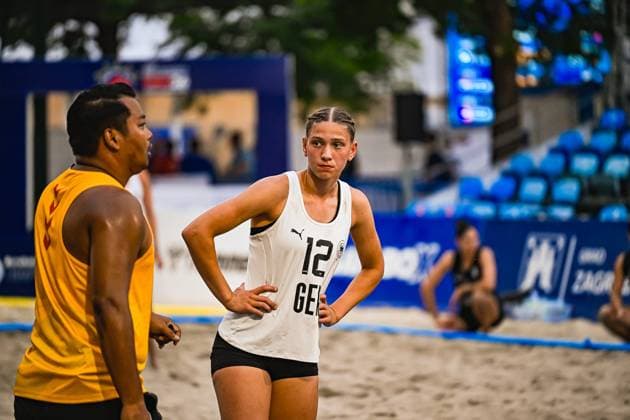 Dilayla Alarslan ( 12; Deutsche Frauen Beachhandball Nationalmannschaft) steht mit den Händen in den Hüften auf dem Sandfeld und blickt konzentriert zu einem Schiedsrichter in gelbem Trikot. Die Szene findet beim Turnier am Jarun See in Zagreb statt. IHF Beach Handball World Championship, WM, Weltmeisterschaft 2026, 23.06.2026, Zagreb, Jarun See *** Dilayla Alarslan, a member of the German women’s beach handball national team, stands on the sand court with her hands on her hips, looking intently at a referee in a yellow jersey. The scene takes place during the tournament at Lake Jarun in Zagreb Copyright: xspeedshotx xDorianfrickx