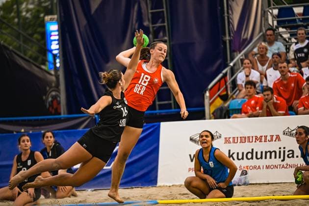Pauline Borrmann ( 18; Deutsche Frauen Beachhandball Nationalmannschaft) springt hoch und wirft den Ball, während eine Gegenspielerin in schwarzem Trikot abwehrend springt. Im Hintergrund verfolgen Zuschauer die Szene am Jarun See in Zagreb. IHF Beach Handball World Championship, WM, Weltmeisterschaft 2026, 23.06.2026, Zagreb, Jarun See *** Pauline Borrmann, a member of the German women’s beach handball national team, jumps high and throws the ball, while an opponent in a black jersey jumps to block the shot. In the background, spectators watch the action at Lake Jarun in Zagreb during the 2026 IHF Beach Handball World Championship, June 23, 2026, Zagreb, Lake Jarun,detected_source_language Copyright: xspeedshotx xDorianfrickx