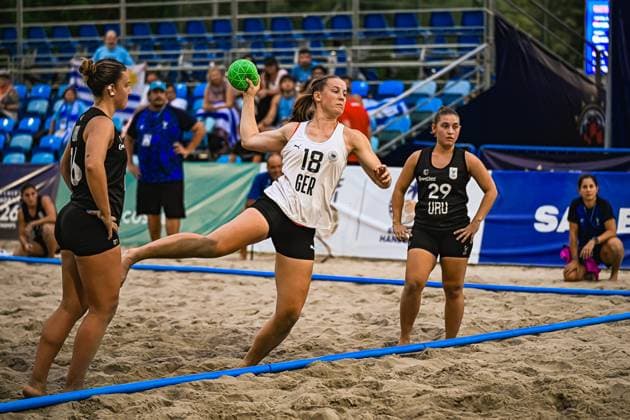 Pauline Borrmann ( 18; Deutsche Frauen Beachhandball Nationalmannschaft) zieht aus dem Sprung zum Wurf ab, während zwei Spielerinnen Uruguays die Szene beobachten. Die Partie findet auf dem Sandplatz am Jarun See in Zagreb statt. IHF Beach Handball World Championship, WM, Weltmeisterschaft 2026, 23.06.2026, Zagreb, Jarun See *** Pauline Borrmann, a member of the German women’s beach handball national team, takes a shot after a jump, while two Uruguayan players watch the action. The match is taking place on the sand court at Lake Jarun in Zagreb. IHF Beach Handball World Championship 2026, June 23, 2026, Zagreb, Lake Jarun,detected_source_language Copyright: xspeedshotx xDorianfrickx