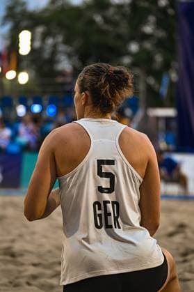 Kirsten Sophie Walter ( 5; Deutsche Frauen Beachhandball Nationalmannschaft) steht von hinten aufgenommen auf dem Sandplatz am Jarun See in Zagreb. Das weiß-schwarze GER-Trikot mit der Nummer 5 ist klar lesbar. IHF Beach Handball World Championship, WM, Weltmeisterschaft 2026, 23.06.2026, Zagreb, Jarun See *** Kirsten Sophie Walter, No. 5 on the German women’s beach handball national team, is pictured from behind on the sand court at Lake Jarun in Zagreb. The white-and-black GER jersey with the number 5 is clearly legible. IHF Beach Handball World Championship 2026, June 23, 2026, Zagreb, Lake Jarun,detected_source_language Copyright: xspeedshotx xDorianfrickx