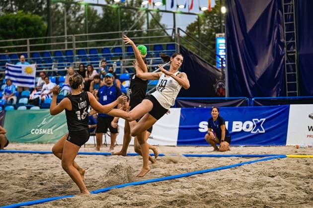 Isabel Kattner ( 10; Deutsche Frauen Beachhandball Nationalmannschaft) springt im Sand und wirft den Ball, während zwei Spielerinnen Uruguays den Abschluss zu blocken versuchen. Die Szene findet am Jarun See in Zagreb statt, im Hintergrund sind Zuschauer mit uruguayischer Flagge zu sehen. IHF Beach Handball World Championship, WM, Weltmeisterschaft 2026, 23.06.2026, Zagreb, Jarun See *** Isabel Kattner, a member of the German women’s national beach handball team, jumps in the sand and throws the ball, while two Uruguayan players try to block the shot. The scene takes place at Lake Jarun in Zagreb; with spectators waving Uruguayan flags visible in the background. 2026 IHF Beach Handball World Championship, June 23, 2026, Zagreb, Lake Jarun,detected_source_language Copyright: xspeedshotx xDorianfrickx