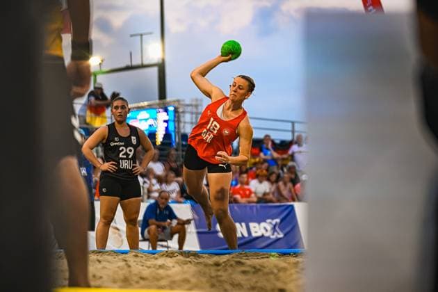 Pauline Borrmann ( 18; Deutsche Frauen Beachhandball Nationalmannschaft) holt mit dem grünen Ball zum Wurf aus, während eine Spielerin Uruguays ( 29) im Hintergrund zuschaut. Die Szene findet am Jarun See in Zagreb vor einer gut gefüllten Tribüne statt. IHF Beach Handball World Championship, WM, Weltmeisterschaft 2026, 23.06.2026, Zagreb, Jarun See *** Pauline Borrmann, No. 18 of the German women’s beach handball national team, prepares to shoot with the green ball, while a Uruguayan player, No. 29, watches in the background. The scene takes place at Lake Jarun in Zagreb in front of a packed grandstand. 2026 IHF Beach Handball World Championship, June 23, 2026, Zagreb, Lake Jarun,detected_source_language Copyright: xspeedshotx xDorianfrickx