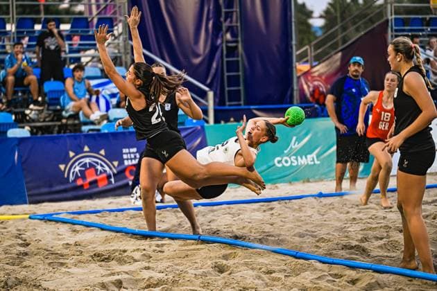 Eine Spielerin der Deutschen Frauen Beachhandball Nationalmannschaft wirft im Fallen mit dem Ball, während eine Spielerin der USA woman mit erhobenen Armen blockt. Im Hintergrund ist Pauline Borrmann ( 18; Deutsche Frauen Beachhandball Nationalmannschaft) zu sehen. IHF Beach Handball World Championship, WM, Weltmeisterschaft 2026, 23.06.2026, Zagreb, Jarun See *** A player on the German womens national beach handball team throws the ball as she falls, while a player from the U.S. womens team blocks the shot with her arms raised. Pauline Borrmann, No. 18 on the German womens national beach handball team, can be seen in the background. IHF Beach Handball World Championship 2026, June 23, 2026, Zagreb, Lake Jarun,detected_source_language Copyright: xspeedshotx xDorianfrickx