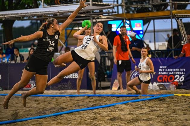 Dilayla Alarslan ( 12; Deutsche Frauen Beachhandball Nationalmannschaft) springt zum Wurf, während eine Gegenspielerin Uruguays ( 14) den Arm zur Abwehr streckt. Im Hintergrund ist Emma Pilz ( 9; Deutschland) zu sehen. IHF Beach Handball World Championship, WM, Weltmeisterschaft 2026, 23.06.2026, Zagreb, Jarun See *** Dilayla Alarslan (12) of the German women’s beach handball national team jumps to take a shot, while a Uruguayan opponent (14) extends her arm to block. Emma Pilz (9) of Germany can be seen in the background. 2026 IHF Beach Handball World Championship, June 23, 2026, Zagreb, Lake Jarun,detected_source_language Copyright: xspeedshotx xDorianfrickx