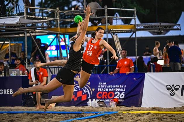 Lena Klingler ( 17; Deutsche Frauen Beachhandball Nationalmannschaft) springt im Sand ab und zieht zum Wurf hoch, während eine Gegenspielerin in schwarzem Trikot den Block versucht. Im Hintergrund ist das Banner der XII. IHF Beach Handball World Championships am Jarun See in Zagreb zu sehen. IHF Beach Handball World Championship, WM, Weltmeisterschaft 2026, 23.06.2026, Zagreb, Jarun See *** Lena Klingler, 17, of the German women’s beach handball national team, takes off from the sand and rises to take a shot, while an opponent in a black jersey attempts to block the shot. In the background, the banner for the 12th IHF Beach Handball World Championships at Lake Jarun in Zagreb is visible. IHF Beach Handball World Championship 2026, June 23, 2026, Zagreb, Lake Jarun,detected_source_language Copyright: xspeedshotx xDorianfrickx