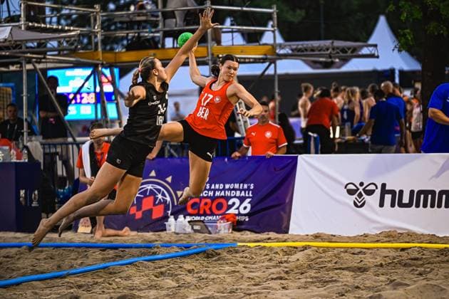 Lena Klingler ( 17; Deutsche Frauen Beachhandball Nationalmannschaft) springt zum Wurf und wird von einer Gegenspielerin geblockt. Die Szene findet beim IHF Beach Handball World Championship, WM, Weltmeisterschaft CRO26 am Jarun See in Zagreb statt. IHF Beach Handball World Championship 2026, 23.06.2026, Zagreb, Jarun See *** Lena Klingler, a member of the German women’s beach handball national team, jumps to take a shot and is blocked by an opponent. The scene takes place at the IHF Beach Handball World Championship CRO26 at Lake Jarun in Zagreb. IHF Beach Handball World Championship 2026, June 23, 2026, Zagreb, Lake Jarun,detected_source_language Copyright: xspeedshotx xDorianfrickx