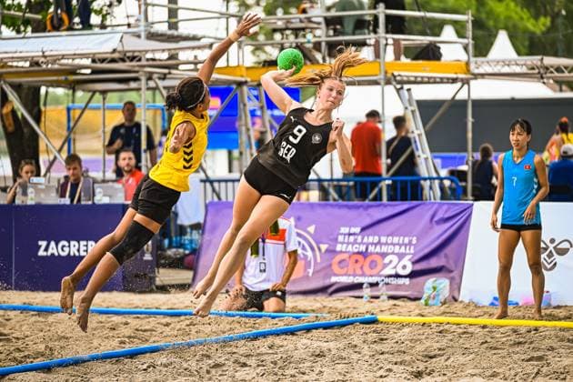 Emma Pilz ( 9; Deutsche Frauen Beachhandball Nationalmannschaft) springt ab und wirft den Ball trotz Abwehrversuch der Gegenspielerin in Richtung Tor. Im Hintergrund ist das Banner der IHF Beach Handball World Championships Zagreb 2026 zu sehen. IHF Beach Handball World Championship, WM, Weltmeisterschaft 2026, 23.06.2026, Zagreb, Jarun See *** Emma Pilz, a member of the German women’s beach handball national team, jumps and throws the ball toward the goal despite her opponent’s attempt to block it. In the background, the banner for the 2026 IHF Beach Handball World Championships in Zagreb is visible. 2026 IHF Beach Handball World Championships, June 23, 2026, Zagreb, Lake Jarun,detected_source_language Copyright: xspeedshotx xDorianfrickx
