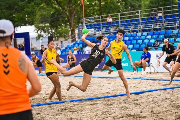Isabel Kattner ( 10; Deutsche Frauen Beachhandball Nationalmannschaft) springt dynamisch ab und wirft den Ball in Richtung Tor, während zwei Gegenspielerinnen in gelben Trikots versuchen, den Wurf zu blocken. Die Szene findet auf dem Sandplatz am Jarun See in Zagreb statt. IHF Beach Handball World Championship, WM, Weltmeisterschaft 2026, 23.06.2026, Zagreb, Jarun See *** Isabel Kattner, a member of the German women’s national beach handball team, takes a dynamic leap and throws the ball toward the goal, while two opponents in yellow jerseys try to block the shot. The scene takes place on the sand court at Lake Jarun in Zagreb. 2026 IHF Beach Handball World Championship, June 23, 2026, Zagreb, Lake Jarun,detected_source_language Copyright: xspeedshotx xDorianfrickx