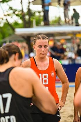 Pauline Borrmann ( 18; Deutsche Frauen Beachhandball Nationalmannschaft) steht mit konzentriertem Blick zwischen Mitspielerinnen auf dem Sandplatz am Jarun See in Zagreb. Im Hintergrund sind Zuschauer und die Wettkampfanlage zu sehen. IHF Beach Handball World Championship, WM, Weltmeisterschaft 2026, 23.06.2026, Zagreb, Jarun See *** Pauline Borrmann, No. 18 on the German Women’s Beach Handball National Team, stands with a focused expression among her teammates on the sand court at Lake Jarun in Zagreb. Spectators and the competition venue can be seen in the background. IHF Beach Handball World Championship 2026, June 23, 2026, Zagreb, Lake Jarun,detected_source_language Copyright: xspeedshotx xDorianfrickx