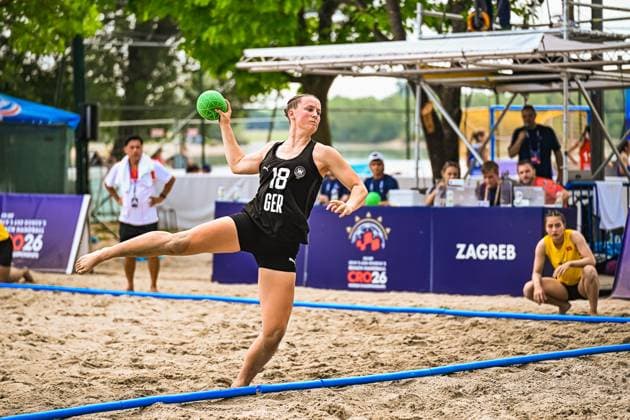 Pauline Borrmann ( 18; Deutsche Frauen Beachhandball Nationalmannschaft) holt mit dem Ball in der erhobenen Hand zum Wurf aus und hebt dabei ein Bein dynamisch an. Im Hintergrund ist die Werbebande mit dem Schriftzug Zagreb sowie das Logo der IHF Beach Handball Weltmeisterschaft CRO26 zu sehen. IHF Beach Handball World Championship, WM, Weltmeisterschaft 2026, 23.06.2026, Zagreb, Jarun See *** Pauline Borrmann, 18, of the German Women’s Beach Handball National Team, winds up to shoot with the ball held aloft, dynamically lifting one leg. In the background, a promotional banner bearing the word Zagreb and the logo for the IHF Beach Handball World Championship CRO26 can be seen. IHF Beach Handball World Championship 2026, June 23, 2026, Zagreb, Lake Jarun,detected_source_language Copyright: xspeedshotx xDorianfrickx
