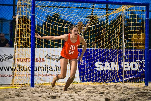 Isabel Kattner ( 10; Deutsche Frauen Beachhandball Nationalmannschaft) agiert als Torfrau im Beachhandball-Tor am Jarun See in Zagreb. Die Spielerin trägt das rote Torwarttrikot mit der Aufschrift GER und ist barfuß im Sand in Bewegung. IHF Beach Handball World Championship, WM, Weltmeisterschaft 2026, 23.06.2026, Zagreb, Jarun See *** Isabel Kattner, a member of the German women’s national beach handball team, is playing as the goalkeeper at Lake Jarun in Zagreb. The player is wearing a red goalkeeper jersey with GER on it and is moving barefoot in the sand. IHF Beach Handball World Championship 2026, June 23, 2026, Zagreb, Lake Jarun,detected_source_language Copyright: xspeedshotx xDorianfrickx