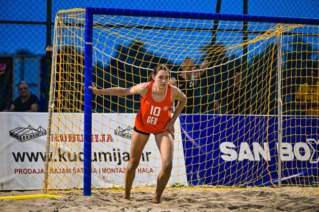Isabel Kattner ( 10; Deutsche Frauen Beachhandball Nationalmannschaft) steht konzentriert im Tor und beobachtet das Spielgeschehen. Die Partie findet am Jarun See in Zagreb, Kroatien statt. IHF Beach Handball World Championship, WM, Weltmeisterschaft 2026, 23.06.2026, Zagreb, Jarun See *** Isabel Kattner, goalkeeper for the German womens beach handball national team, stands focused in goal and watches the action unfold. The match is taking place at Lake Jarun in Zagreb, Croatia. 2026 IHF Beach Handball World Championship, June 23, 2026, Zagreb, Lake Jarun,detected_source_language Copyright: xspeedshotx xDorianfrickx