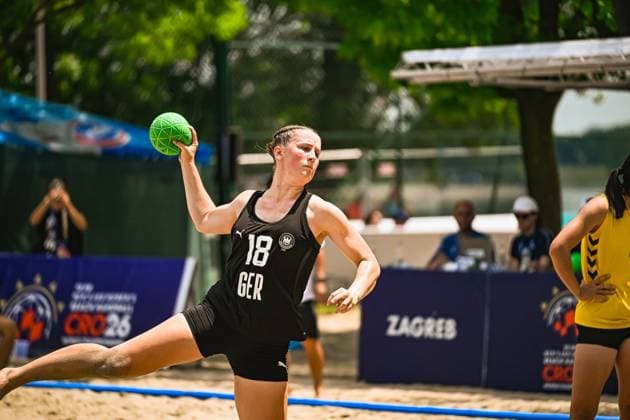 Pauline Borrmann ( 18; Deutsche Frauen Beachhandball Nationalmannschaft) holt mit dem grünen Ball weit aus und geht in eine dynamische Wurfbewegung im Sand. Im Hintergrund ist eine Gegenspielerin sowie das Zagreb-Banner am Spielfeldrand zu sehen. IHF Beach Handball World Championship, WM, Weltmeisterschaft 2026, 23.06.2026, Zagreb, Jarun See *** Pauline Borrmann, a member of the German women’s beach handball national team, takes a wide swing with the green ball and executes a dynamic throwing motion in the sand. In the background, an opposing player and the Zagreb banner can be seen at the edge of the court. IHF Beach Handball World Championship 2026, June 23, 2026, Zagreb, Lake Jarun,detected_source_language Copyright: xspeedshotx xDorianfrickx