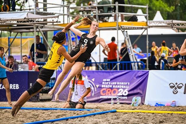 Emma Pilz ( 9; Deutsche Frauen Beachhandball Nationalmannschaft) springt beim Wurf hoch und wird von einer Gegenspielerin in gelbem Trikot geblockt. Die Szene findet beim IHF Beach Handball World Championship, WM, Weltmeisterschaft 2026 am Jarun See in Zagreb statt. IHF Beach Handball World Championship 2026, 23.06.2026, Zagreb, Jarun See *** Emma Pilz, a member of the German women’s beach handball national team, jumps to take a shot and is blocked by an opponent in a yellow jersey. The scene takes place at the 2026 IHF Beach Handball World Championship at Lake Jarun in Zagreb. 2026 IHF Beach Handball World Championship, June 23, 2026, Zagreb, Lake Jarun,detected_source_language Copyright: xspeedshotx xDorianfrickx