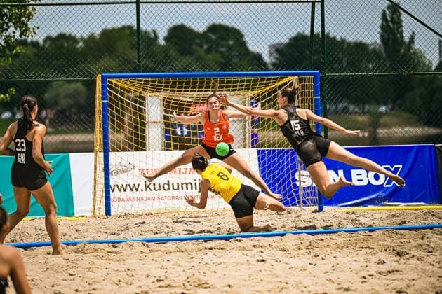 Joelle Arno ( 2; Deutsche Frauen Beachhandball Nationalmannschaft) streckt sich im Tor gegen einen Wurf einer Gegenspielerin im gelben Trikot, während Julia Drachsler ( 15; Deutsche Frauen Beachhandball Nationalmannschaft) von der Seite eingreift. Lucie Marie Kretzschmar ( 33) ist links im Bild zu sehen, der Ball ist klar im Bild sichtbar. IHF Beach Handball World Championship, WM, Weltmeisterschaft 2026, 23.06.2026, Zagreb, Jarun See *** Joelle Arno (2), of the German Women’s Beach Handball National Team, stretches toward the goal to block a shot by an opponent in a yellow jersey, while Julia Drachsler (15), also of the German Women’s Beach Handball National Team, intervenes from the side. Lucie Marie Kretzschmar (33) is visible on the left side of the image, the ball is clearly visible in the frame. 2026 IHF Beach Handball World Championship, June 23, 2026, Zagreb, Lake Jarun,detected_source_language Copyright: xspeedshotx xDorianfrickx