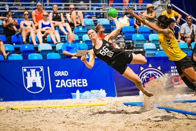 Amelie Möllmann ( 66; Deutsche Frauen Beachhandball Nationalmannschaft) wirft sich im Flug mit dem Ball in den Angriff, während eine Gegenspielerin den Abschluss zu blocken versucht. Die Szene findet beim IHF Beach Handball World Championship, WM, Weltmeisterschaft am Jarun See in Zagreb statt. IHF Beach Handball World Championship 2026, 23.06.2026, Zagreb, Jarun See *** Amelie Möllmann, 66, of the German women’s beach handball national team, drives toward the goal with the ball while an opponent tries to block her shot. The scene takes place at the IHF Beach Handball World Championship at Lake Jarun in Zagreb. IHF Beach Handball World Championship 2026, June 23, 2026, Zagreb, Lake Jarun,detected_source_language Copyright: xspeedshotx xDorianfrickx