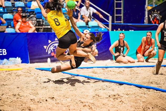 Eine Spielerin Vietnams ( 8) springt zum Wurf, während die Torwartin der Deutschen Frauen Beachhandball Nationalmannschaft spektakulär durch den Sand fliegt, um den Ball zu parieren. Im Hintergrund beobachten weitere Spielerinnen die Szene am Jarun See in Zagreb. IHF Beach Handball World Championship, WM, Weltmeisterschaft 2026, 23.06.2026, Zagreb, Jarun See *** A player from Vietnams No. 8 team jumps to take a shot, while the goalkeeper for the German Womens National Beach Handball Team makes a spectacular dive through the sand to block the ball. In the background, other players watch the action at Lake Jarun in Zagreb during the 2026 IHF Beach Handball World Championship, June 23, 2026, Zagreb, Lake Jarun,detected_source_language Copyright: xspeedshotx xDorianfrickx