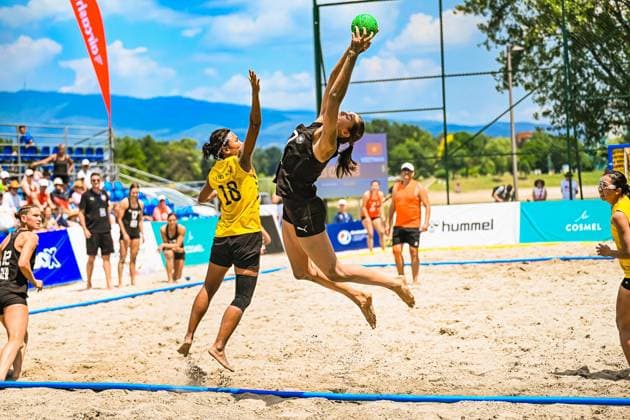 Isabel Kattner ( 10, Deutsche Frauen Beachhandball Nationalmannschaft) springt kraftvoll in die Luft und wirft den grünen Ball, während eine Spielerin der gelben Mannschaft versucht, den Wurf zu blocken. Die Szene spielt sich beim IHF Beach Handball World Championship, WM, Weltmeisterschaft 2026 am Jarun See in Zagreb ab. IHF Beach Handball World Championship 2026, 23.06.2026, Zagreb, Jarun See *** Isabel Kattner, No. 10, of the German women’s national beach handball team leaps powerfully into the air and throws the green ball, while a player from the yellow team tries to block the shot. The scene takes place at the 2026 IHF Beach Handball World Championship at Lake Jarun in Zagreb. 2026 IHF Beach Handball World Championship, June 23, 2026, Zagreb, Lake Jarun,detected_source_language Copyright: xspeedshotx xDorianfrickx