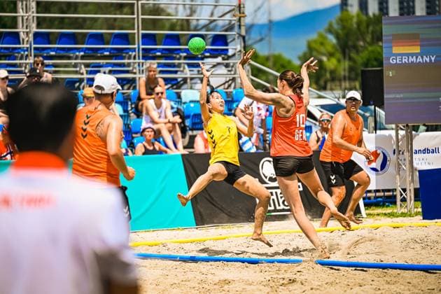 Isabel Kattner ( 10; Deutsche Frauen Beachhandball Nationalmannschaft) springt mit ausgestreckten Armen zum Block gegen eine Gegenspielerin im gelben Trikot, der grüne Ball steigt hoch in die Luft. Die Szene findet am Jarun See in Zagreb statt, im Hintergrund ist die Anzeigetafel mit dem Schriftzug GERMANY sichtbar. IHF Beach Handball World Championship, WM, Weltmeisterschaft 2026, 23.06.2026, Zagreb, Jarun See *** Isabel Kattner, a member of the German women’s beach handball national team, jumps with her arms outstretched to block an opponent in a yellow jersey; the green ball soars high into the air. The scene takes place at Lake Jarun in Zagreb, and in the background, the scoreboard bearing the words GERMANY is visible. IHF Beach Handball World Championship 2026, June 23, 2026, Zagreb, Lake Jarun,detected_source_language Copyright: xspeedshotx xDorianfrickx