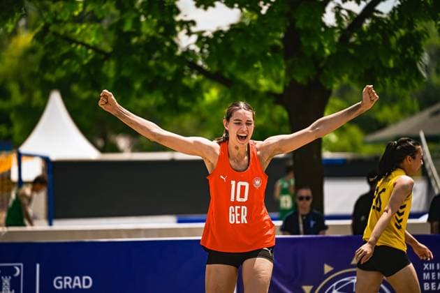 Isabel Kattner ( 10; Deutsche Frauen Beachhandball Nationalmannschaft) reißt beide Arme weit ausgestreckt in die Höhe und jubelt mit weit geöffnetem Mund. Im Hintergrund ist eine Gegenspielerin in gelbem Trikot zu sehen. IHF Beach Handball World Championship, WM, Weltmeisterschaft 2026, 23.06.2026, Zagreb, Jarun See *** Isabel Kattner, a member of the German women’s beach handball national team, raises both arms high in the air and cheers with her mouth wide open. In the background, an opponent in a yellow jersey can be seen. IHF Beach Handball World Championship 2026, June 23, 2026, Zagreb, Lake Jarun,detected_source_language Copyright: xspeedshotx xDorianfrickx