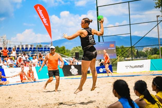 Julia Drachsler ( 15; Deutsche Frauen Beachhandball Nationalmannschaft) springt im Sand ab und holt zum Wurf aus, der grüne Ball ist klar in ihrer erhobenen Hand zu sehen. Im Hintergrund verfolgen Zuschauer und eine Gegenspielerin die Szene am Jarun See in Zagreb. IHF Beach Handball World Championship, WM, Weltmeisterschaft 2026, 23.06.2026, Zagreb, Jarun See *** Julia Drachsler, a member of the 15-player German women’s national beach handball team, takes off from the sand and winds up to shoot; the green ball is clearly visible in her raised hand. In the background, spectators and an opposing player watch the scene at Lake Jarun in Zagreb during the 2026 IHF Beach Handball World Championship, June 23, 2026, Zagreb, Lake Jarun,detected_source_language Copyright: xspeedshotx xDorianfrickx