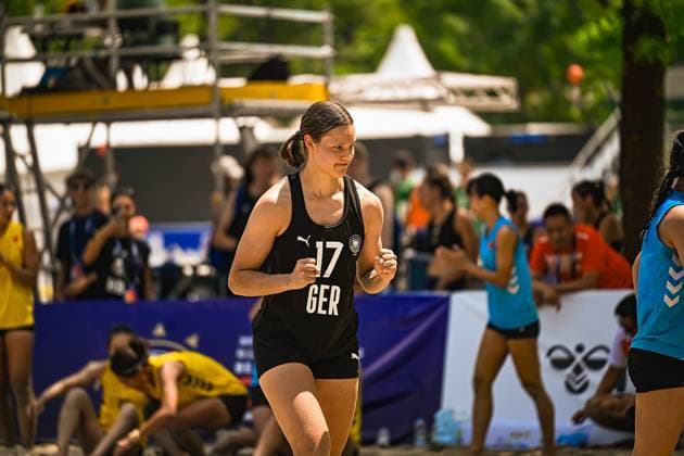 Lena Klingler ( 17; Deutsche Frauen Beachhandball Nationalmannschaft) läuft konzentriert über das Sandfeld am Jarun See in Zagreb. Im Hintergrund sind weitere Spielerinnen und Zuschauer zu sehen. IHF Beach Handball World Championship, WM, Weltmeisterschaft 2026, 23.06.2026, Zagreb, Jarun See *** Lena Klingler, 17, of the German Womens Beach Handball National Team, runs with focus across the sand field at Lake Jarun in Zagreb. Other players and spectators can be seen in the background. 2026 IHF Beach Handball World Championship, June 23, 2026, Zagreb, Lake Jarun,detected_source_language Copyright: xspeedshotx xDorianfrickx