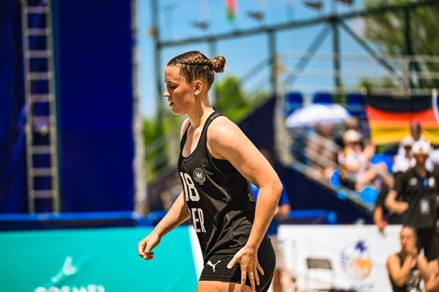 Pauline Borrmann ( 18; Deutsche Frauen Beachhandball Nationalmannschaft) läuft konzentriert über das Spielfeld am Jarun See in Zagreb. Im Hintergrund sind Zuschauer und die deutsche Flagge zu sehen. IHF Beach Handball World Championship, WM, Weltmeisterschaft 2026, 23.06.2026, Zagreb, Jarun See *** Pauline Borrmann, No. 18, of the German Womens Beach Handball National Team, runs across the field with focus at Lake Jarun in Zagreb. Spectators and the German flag can be seen in the background. IHF Beach Handball World Championship 2026, June 23, 2026, Zagreb, Lake Jarun,detected_source_language Copyright: xspeedshotx xDorianfrickx