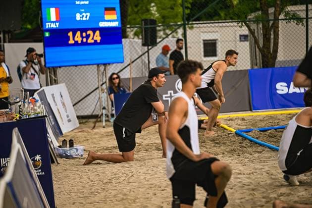 Spieler der deutschen Beachhandball Nationalmannschaft in Abwehrstellung am Spielfeldrand beim Spiel gegen Italien am Jarun See in Zagreb. Die Anzeigetafel zeigt den Stand 8:27 im 1. Abschnitt bei einer Spielzeit von 14:24. IHF Beach Handball World Championship, WM, Weltmeisterschaft 2026, 23.06.2026, Zagreb, Jarun See *** Players from the German national beach handball team in defensive positions at the sideline during the match against Italy at Lake Jarun in Zagreb. The scoreboard shows the score 8–27 in the first period with a game time of 14 Copyright: xspeedshotx xDorianfrickx