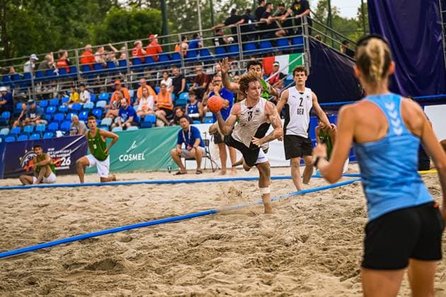 LIEBECK Lennart ( 3; Deutschland Beachhandball Nationalmannschaft) taucht dynamisch in den Sand und zieht mit dem Ball ab, während ein Gegenspieler in grünem Trikot von hinten attackiert. Im Hintergrund ist Lennart Wörmann ( 2; GER) zu sehen, die Tribünen am Jarun See sind gut gefüllt. IHF Beach Handball World Championship, WM, Weltmeisterschaft 2026, 23.06.2026, Zagreb, Jarun See *** LIEBECK Lennart 3, Germany Beach Handball National Team, dives dynamically into the sand and takes off with the ball, while an opponent in a green jersey attacks from behind. Lennart Wörmann 2 GER can be seen in the background; the stands at Lake Jarun are well-filled. IHF Beach Handball World Championship 2026, June 23, 2026, Zagreb, Lake Jarun,detected_source_language Copyright: xspeedshotx xDorianfrickx
