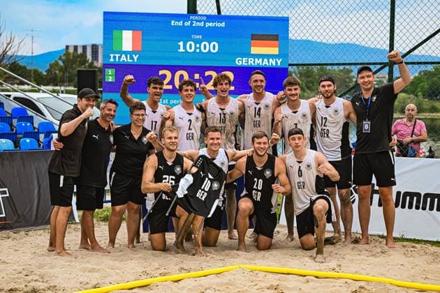 Die Deutsche Beachhandball Nationalmannschaft der Männer feiert nach dem Ende des 2. Satzes mit einem Spielstand von 20:22 gegen Italien am Jarun See in Zagreb. Mehrere Spieler sind erkennbar, darunter EBERT Moritz ( 26), MIDDELL Oliver ( 20), ZELSER Lars ( 6), PRAHST Hendrik ( 14) und KRAUTH Tim ( 17). IHF Beach Handball World Championship, WM, Weltmeisterschaft 2026, 23.06.2026, Zagreb, Jarun See *** The German mens national beach handball team celebrates at the end of the second set, with the score at 20–22 against Italy, at Lake Jarun in Zagreb. Several players are visible, including Moritz EBERT (26), Oliver MIDDELL (20), Lars ZELSER (6), Hendrik PRAHST (14), and Tim KRAUTH (17). IHF Beach Handball World Championship 2026, June 23, 2026, Zagreb, Lake Jarun,detected_source_language Copyright: xspeedshotx xDorianfrickx
