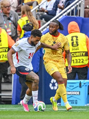 Reece James (England) and Antoine Semenyo (Ghana) battle for the ball during the FIFA World Cup, WM, Weltmeisterschaft, Fussball 2026 Group L match between England and Ghana at Boston Stadium on June 23, 2026 in Boston, United States. (Photo by Harry Langer DeFodi Images) - *** Reece James of England and Antoine Semenyo of Ghana battle for the ball during the 2026 FIFA World Cup Group L match between England and Ghana at Boston Stadium on June 23, 2026, in Boston, United States. Photo by Harry Langer, DeFodi Images,detected_source_language