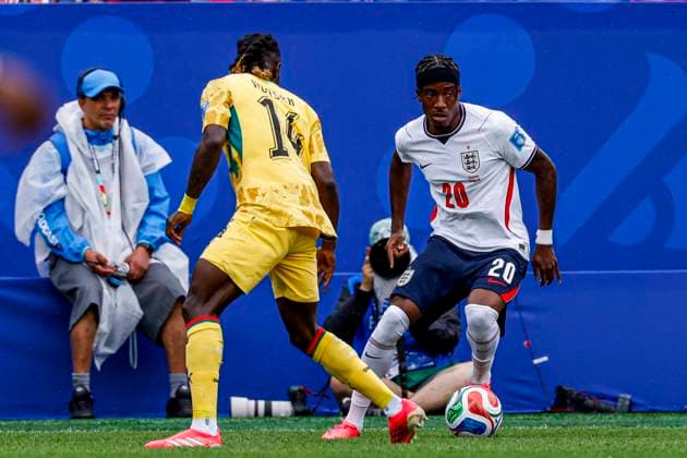 Noni Madueke of England dribbles with the ball under pressure from Gideon Mensah of Ghana , Group L - FIFA World Cup, WM, Weltmeisterschaft, Fussball 2026, England v Ghana, Boston Stadium, June 23, 2026, Boston, United States.