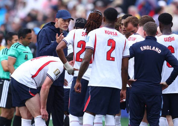 Foxborough, USA, 23rd June 2026. Thomas Tuchel coach of England gives a lively team talk during the hydration break during the England vs Ghana FIFA World Cup, WM, Weltmeisterschaft, Fussball match at Gillette Stadium, Foxborough. Picture credit should read: Paul Terry Sportimage EDITORIAL USE ONLY. No use with unauthorised audio, video, data, fixture lists, club league logos or live services. Online in-match use limited to 120 images, no video emulation. No use in betting, games or single club league player publications. SPI_058_PT_Eng_Ghana SPI-4840-0060