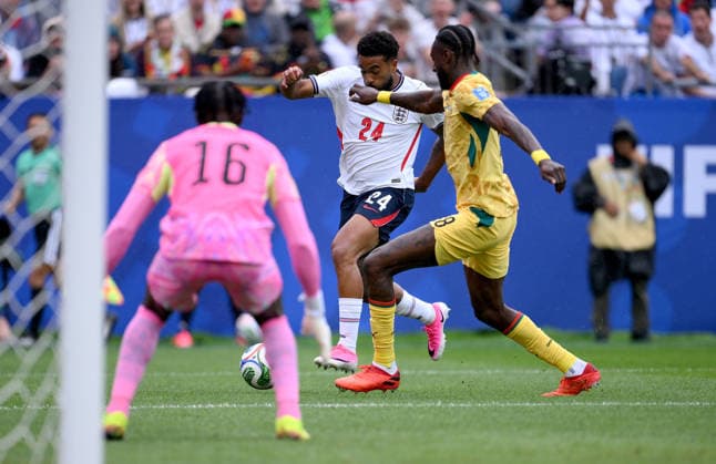 Fussball FIFA WM 2026 Vorrunde Gruppe L in Boston England - Ghana 23.06.2026 Torwart Benjamin Asare (li, Ghana) gegen James Reece (mi, England) gegen Jerome Opoku (re, Ghana) *** Soccer