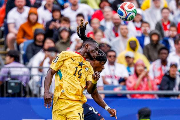 Gideon Mensah of Ghana and Noni Madueke of England compete for the headed ball , Group L - FIFA World Cup, WM, Weltmeisterschaft, Fussball 2026, England v Ghana, Boston Stadium, June 23, 2026, Boston, United States.