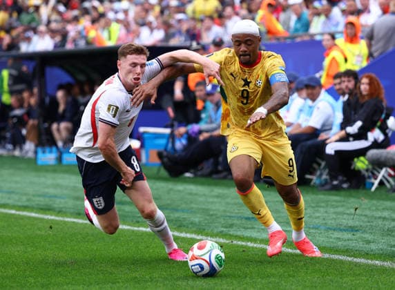 Foxborough, USA, 23rd June 2026. Elliot Anderson of England tackles Jordan Ayew of Ghana during the England vs Ghana FIFA World Cup, WM, Weltmeisterschaft, Fussball match at Gillette Stadium, Foxborough. Picture credit should read: Paul Terry Sportimage EDITORIAL USE ONLY. No use with unauthorised audio, video, data, fixture lists, club league logos or live services. Online in-match use limited to 120 images, no video emulation. No use in betting, games or single club league player publications. SPI_083_PT_Eng_Ghana SPI-4840-0091