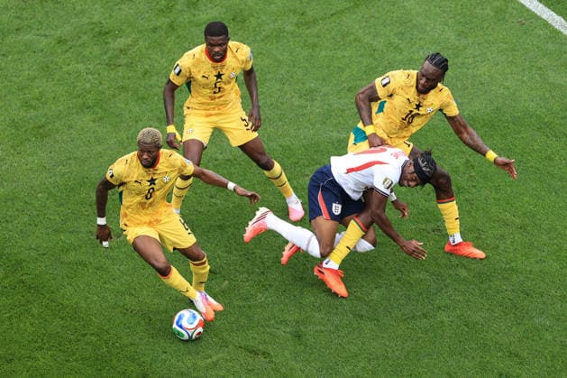 Football - FIFA World Cup, WM, Weltmeisterschaft, Fussball - Group L - England v Ghana 23rd June 2026 - FIFA World Cup - Group L - England v Ghana - Noni Madueke of England and Jerome Opoku of Ghana as Kwasi Sibo of Ghana runs away with the ball - Photo: Simon Stacpoole Offside. Foxborough USA *** Fußball – FIFA-Weltmeisterschaft, Gruppe L  Copyright: xSimonxStacpoolexOffside