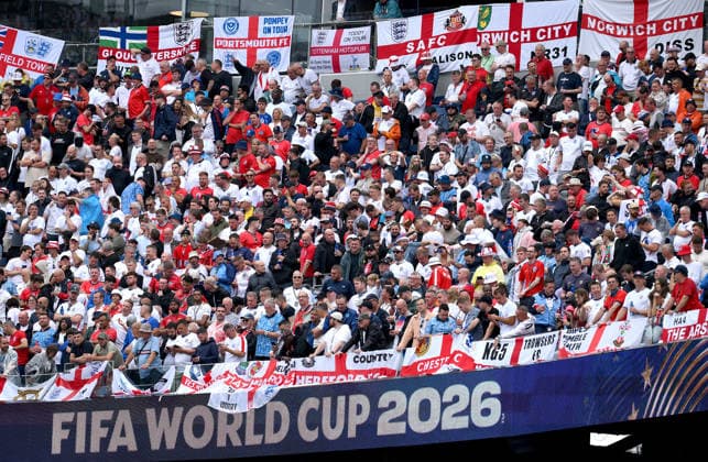 Fussball FIFA WM 2026 Vorrunde Gruppe L in Boston England - Ghana 23.06.2026 England Fans mit Fahnen *** Soccer