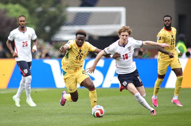 June 23, 2026, Foxborough, Massachusetts, USA: Ghana defender Marvin Senaya (26) and England midfielder Anthony Gordon (18) battle for the ball during the June 23rd FIFA World Cup, WM, Weltmeisterschaft, Fussball 2026 matchup between England and Ghana at Gillette Stadium in Foxborough, Massachusetts. Foxborough USA - ZUMAs325 20260623_zsp_s325_008 Copyright: xJessxStilesx