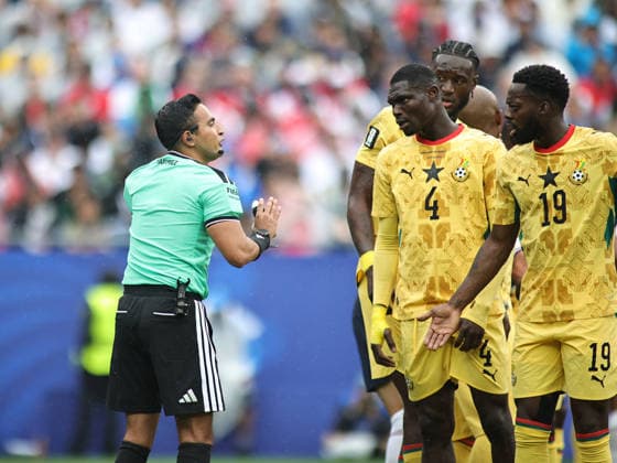 June 23, 2026, Foxborough, Massachusetts, USA: The official talks to Ghana defender Jonas Adjetey (4) and Ghana forward Inaki Williams (19) during the June 23rd FIFA World Cup, WM, Weltmeisterschaft, Fussball 2026 matchup between England and Ghana at Gillette Stadium in Foxborough, Massachusetts. Foxborough USA - ZUMAs325 20260623_zsp_s325_012 Copyright: xJessxStilesx